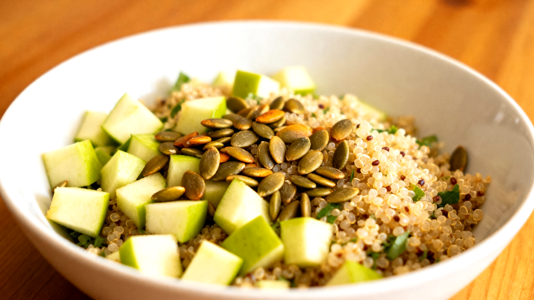 Insalata di quinoa con semi di zucca e mela verde"